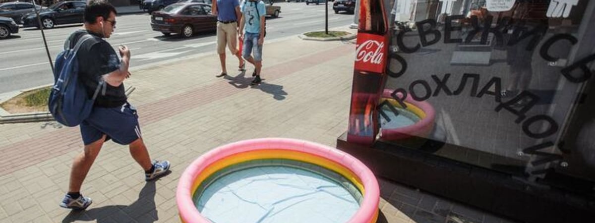 «Ужасно, помогите». Темнокожий студент пожаловался в TikTok, что с трудом переносит жару в Беларуси