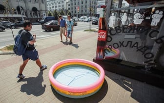«Ужасно, помогите». Темнокожий студент пожаловался в TikTok, что с трудом переносит жару в Беларуси