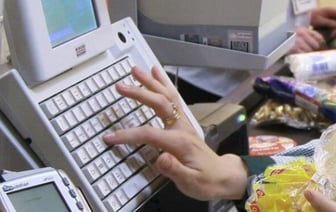 Бывает, что цены в торговом зале не соответствуют ценам, озвученным кассиром. По какой стоимости покупателю все-таки должны продать товар?