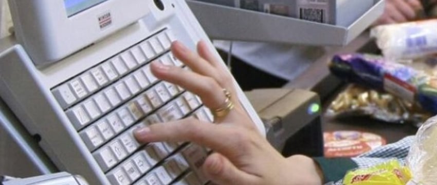 Бывает, что цены в торговом зале не соответствуют ценам, озвученным кассиром. По какой стоимости покупателю все-таки должны продать товар?