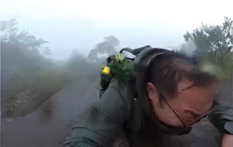 На видео попало, как 42-летний китаец сорвался с горы. Посмотрите, что его спасло — Видео