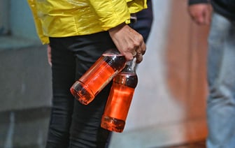 «Коля, куда на ночь глядя собрался?» Как в Гомеле освобождают дворы от пьяниц