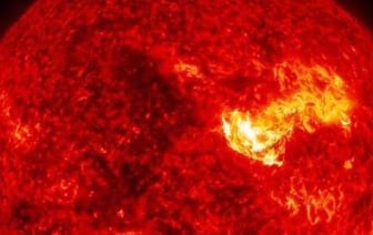 Мощную вспышку класса M7.6 зафиксировали на Солнце