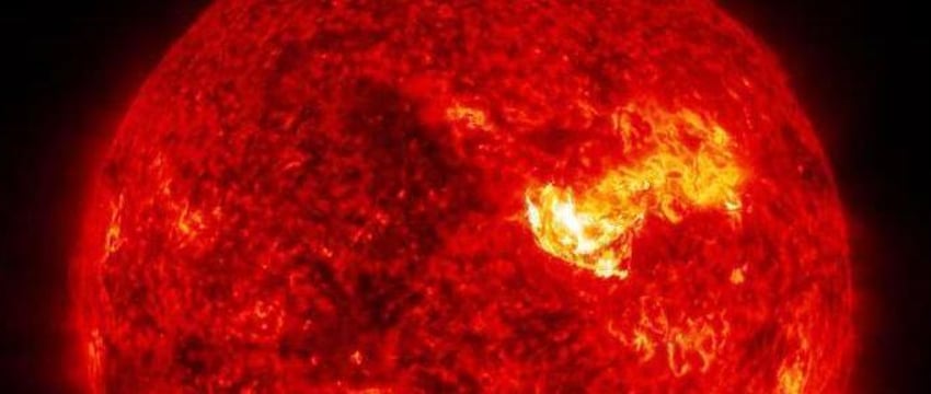Мощную вспышку класса M7.6 зафиксировали на Солнце