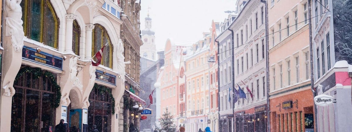 Партия власти Латвии выступила за запрет на покупку недвижимости для белорусов. Что известно?