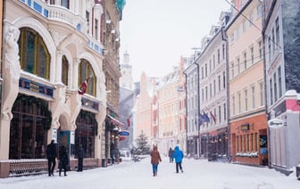 Партия власти Латвии выступила за запрет на покупку недвижимости для белорусов. Что известно?