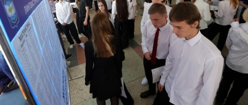 Более 630 выпускников получили 100 баллов на первом ЦЭ