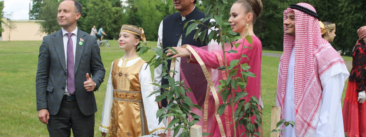 Аллея Дружбы в Гродно пополнилась новыми деревьями