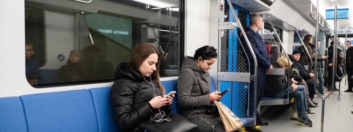 В минском метро рассказали, какое наказание грозит тем, кто смотрит видео на телефоне без наушников