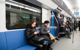 В минском метро рассказали, какое наказание грозит тем, кто смотрит видео на телефоне без наушников