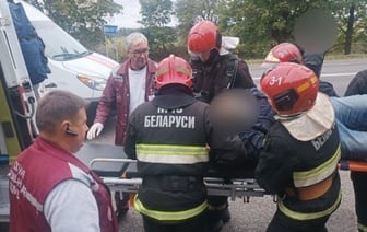 Опубликовано видео спасения водителя грузового автомобиля, пострадавшего в ДТП в Брестской области