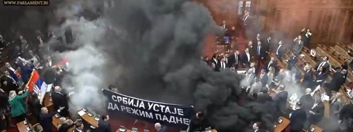 В Сербии депутаты устроили драку в парламенте и зажгли дымовые шашки — трое пострадавших — Видео
