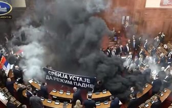В Сербии депутаты устроили драку в парламенте и зажгли дымовые шашки — трое пострадавших — Видео