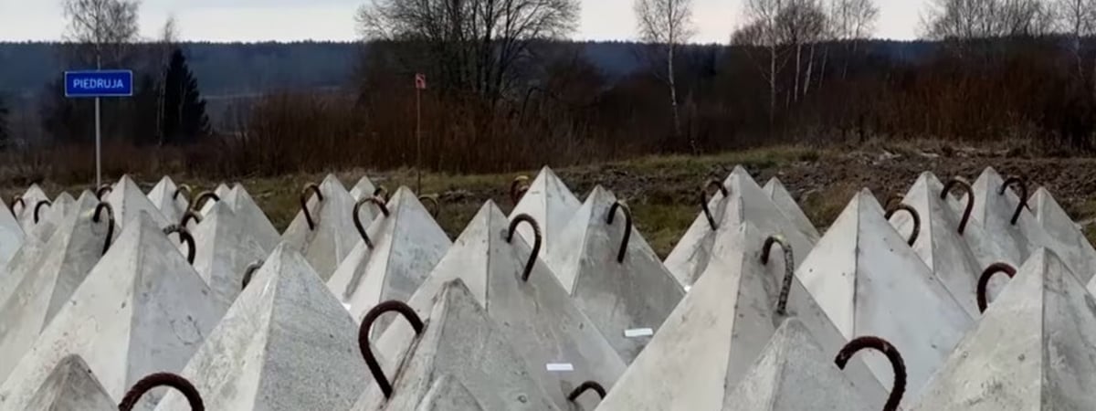 "Смотрят белорусское телевидение, а не латвийское". Как живут в латвийском поселке на границе с белорусским