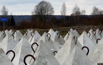 "Смотрят белорусское телевидение, а не латвийское". Как живут в латвийском поселке на границе с белорусским