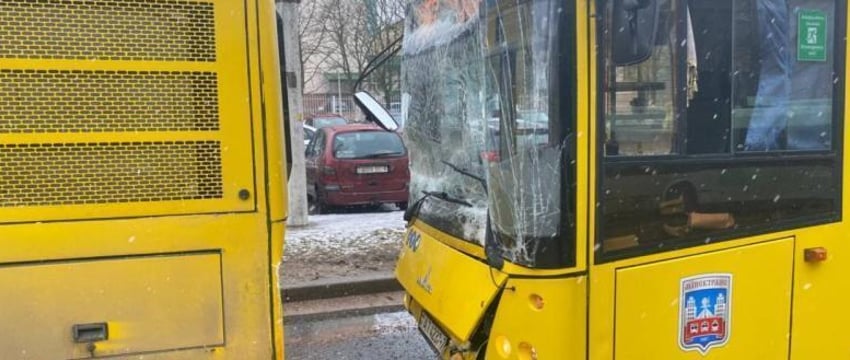 Девять человек попали в больницы после аварии двух автобусов в Минске