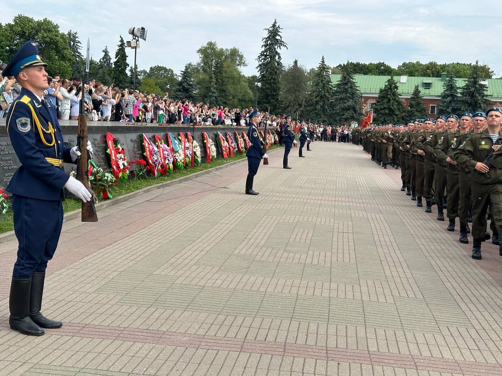 Около 600 новобранцев совершили торжественный ритуал принятия присяги на площади Церемониалов Брестской крепости
