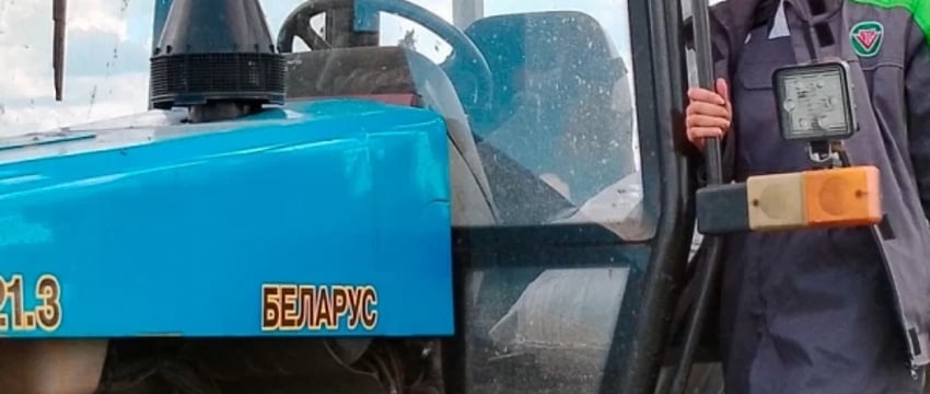 Как юная брестчанка «в лучшем виде» справляется с трактором
