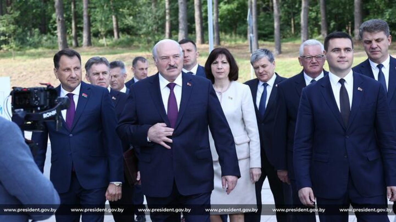 Алексей Ляшкевич (позади Лукашенко слева) и Александр Логвин (позади Лукашенко справа) в Национальном детском технопарке. Минск. 1 сентября 2023 года. Фото: president.gov.by