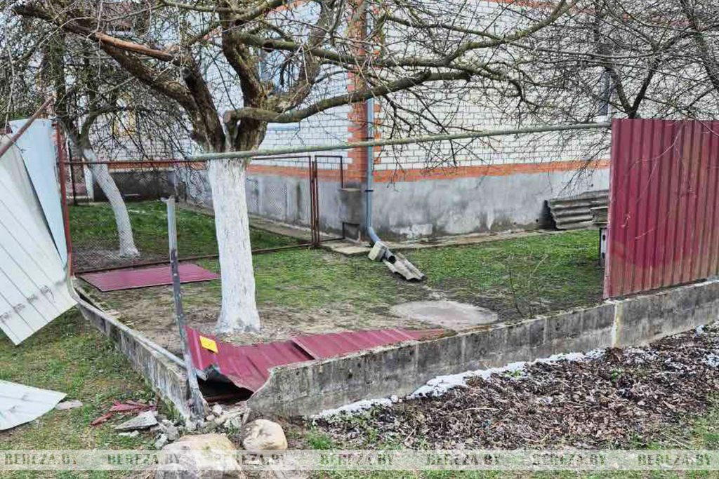 Пьяный водитель не справился с управлением и повредил забор в Белоозерске
