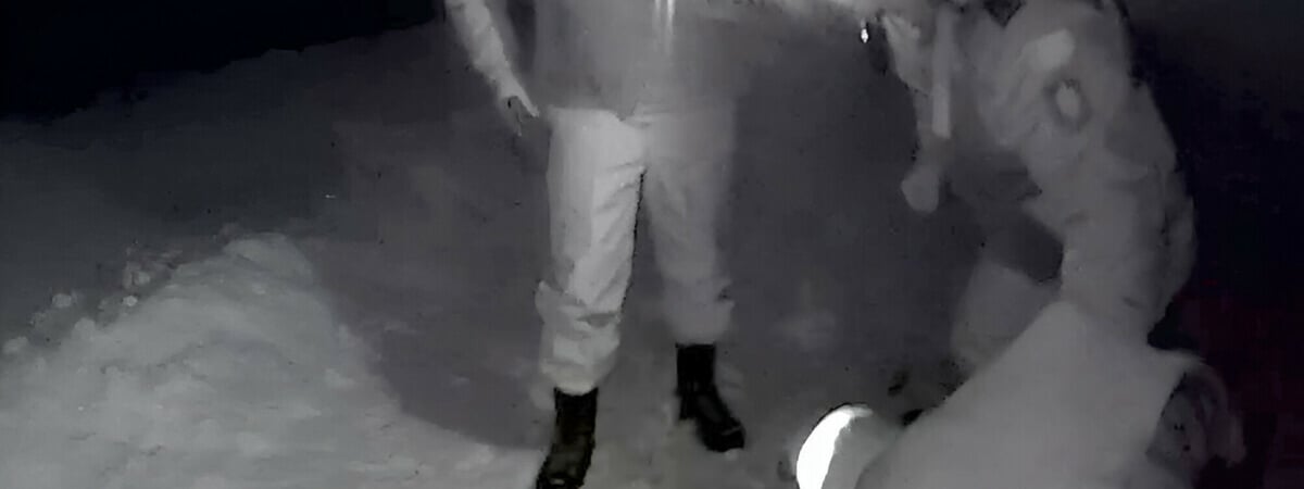 «У него безумные глаза!» – В Кличеве на милиционеров пошел мужчина с ножом. Раздался выстрел — Видео