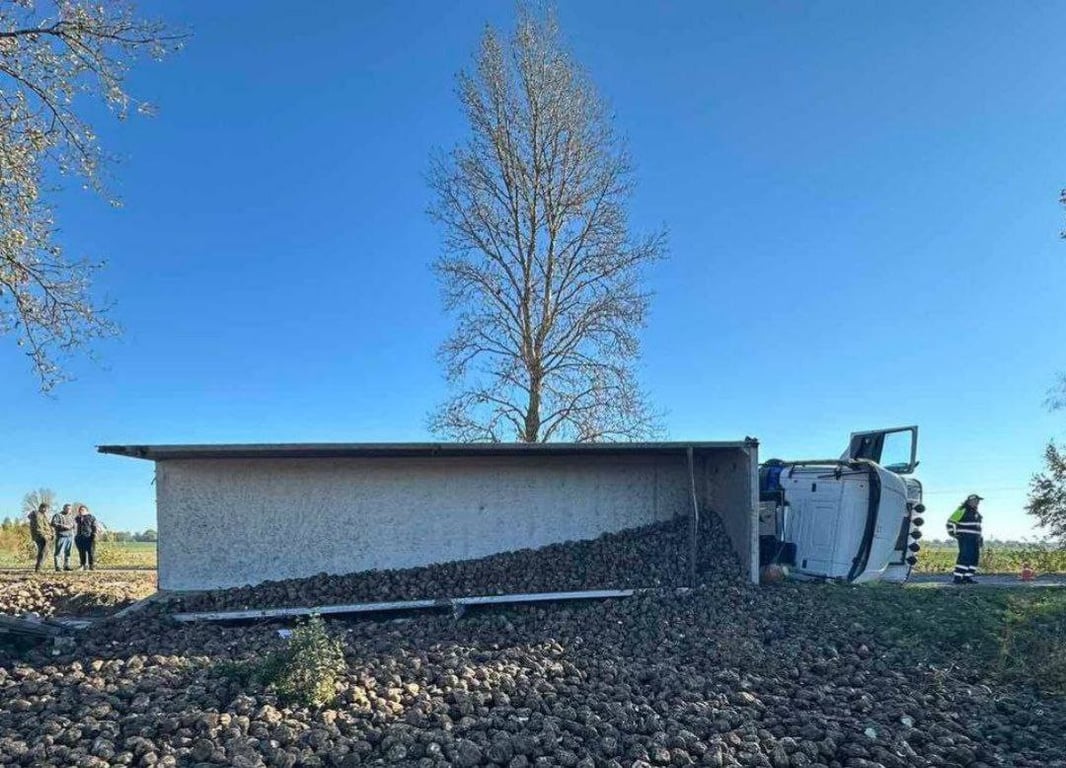 Опасная ситуация на дороге: в Жабинковском районе перевернулся грузовик