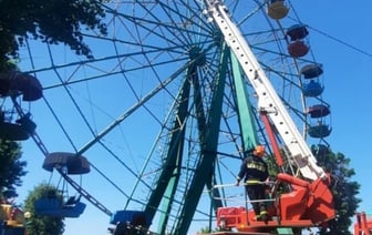 Спасение девушек на колесе обозрения в Хотимске
