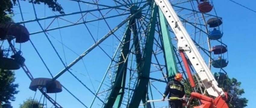 Спасение девушек на колесе обозрения в Хотимске