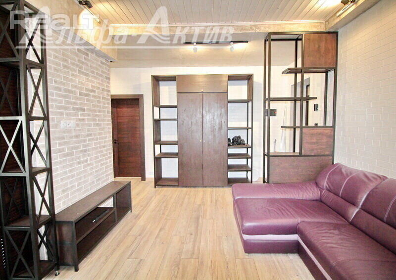 В этой трехэтажке в советские годы жила партийная элита Бреста. А что там сейчас продают?