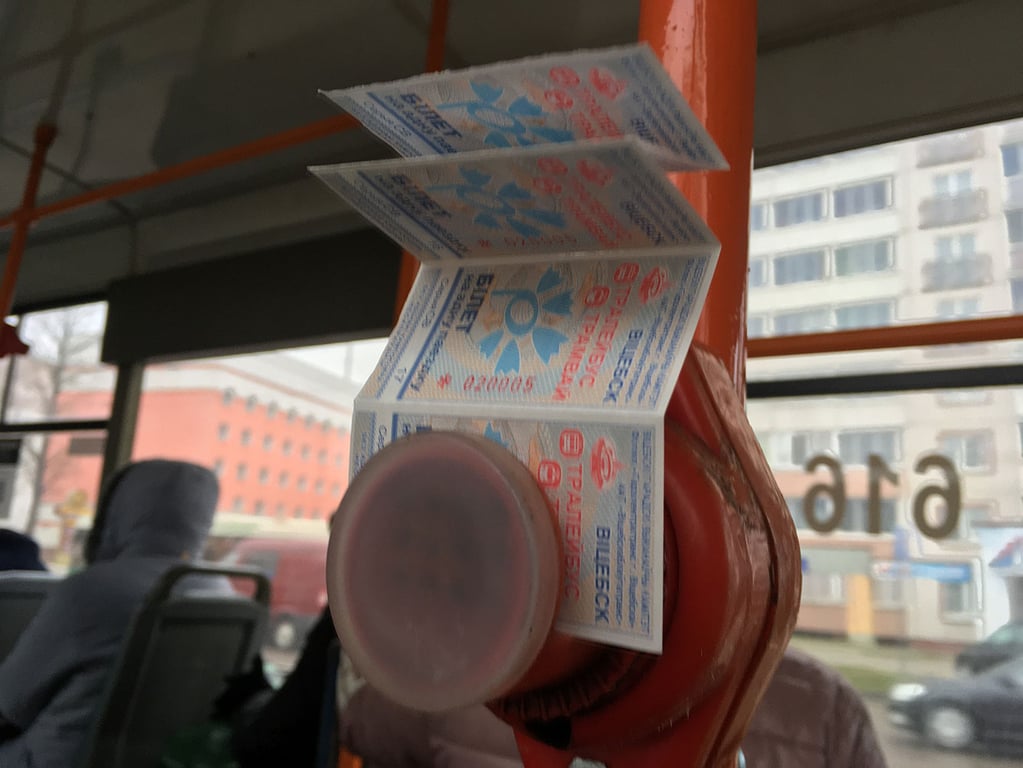 В элетротранспорте Витебска появились компостеры. Фото Сергея Серебро