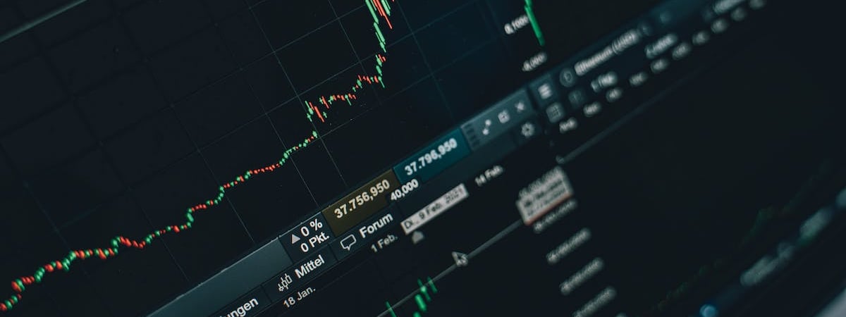 Белорусский рубль активно укрепляется к доллару на открытии торгов на БВФБ