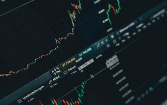 Белорусский рубль активно укрепляется к доллару на открытии торгов на БВФБ