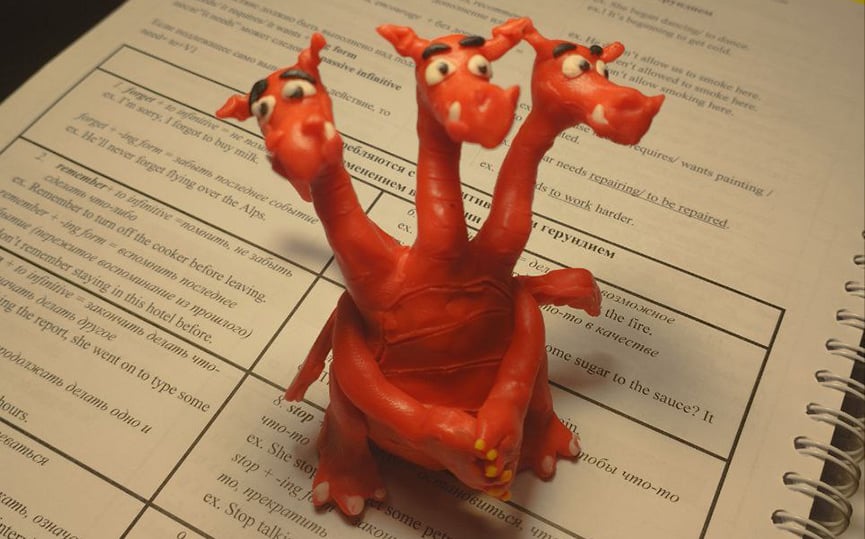 Трехглавый снежный Змей Горыныч появился в одном из частных дворов Барановичей