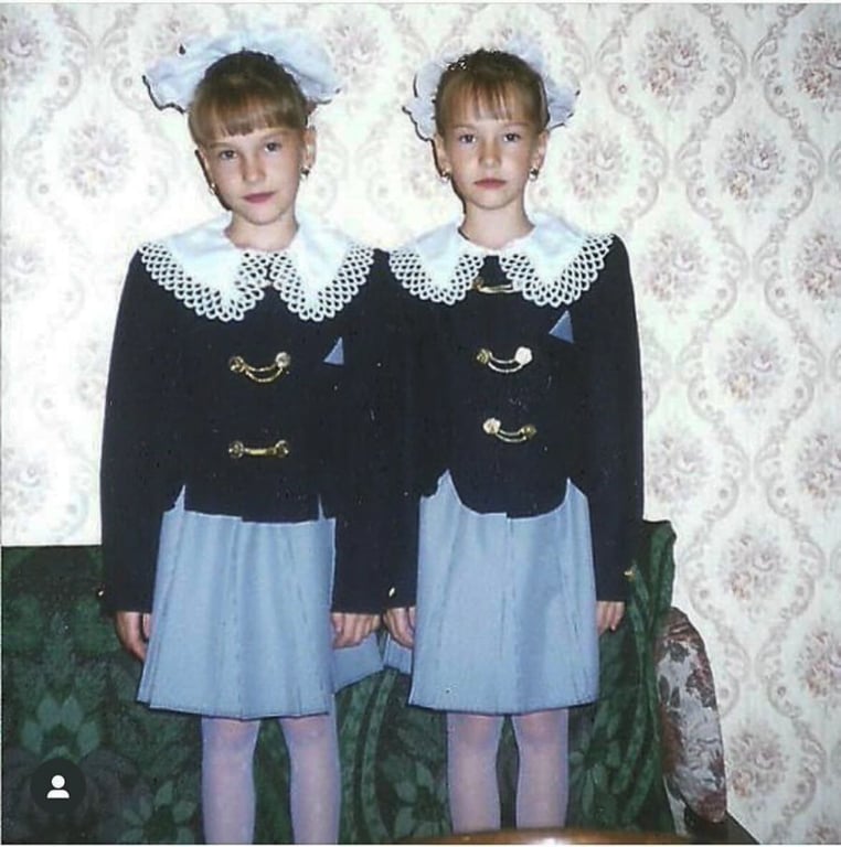 «Менялись местами в школе». «Забыла, что у меня двойня»: из жизни белорусских близнецов и их родителей