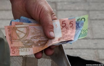 Горе-отцы на улице просят прохожих купить банку детского питания, но затем хотят денег