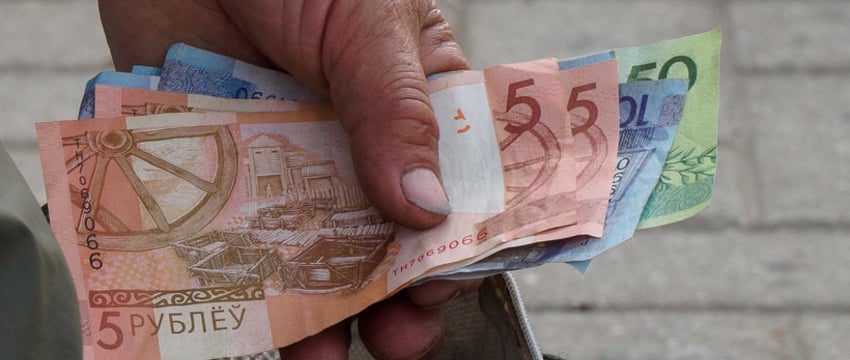 Горе-отцы на улице просят прохожих купить банку детского питания, но затем хотят денег