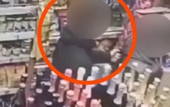 В Беларуси подросток щелкал зажигалкой в магазине возле картонной коробки. Это обошлось в 180 тысяч рублей