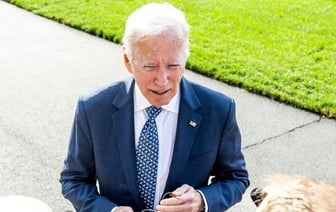 Байдену запретили подходить к толпам людей