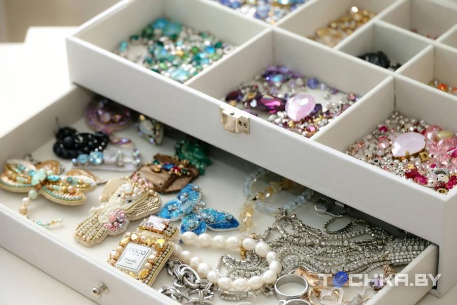 Создает броши и борется с раком: белоруска развивает бизнес на ювелирной вышивке