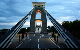 На британском мосту найдены тела двух мужчин в чемоданах, 24-летний мужчина арестован.