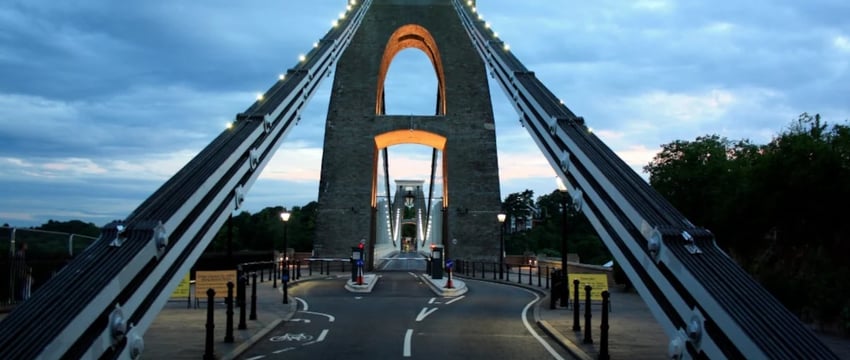 На британском мосту найдены тела двух мужчин в чемоданах, 24-летний мужчина арестован.