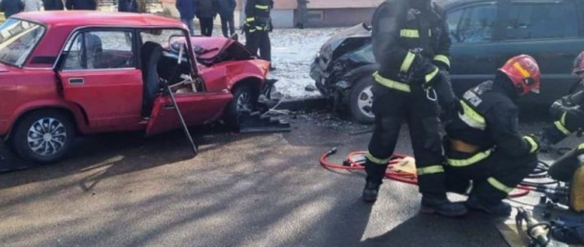 Двое подростков нашли на дороге «кирпич» и «весело спустили его с горки». Он прилетел в стоящую машину