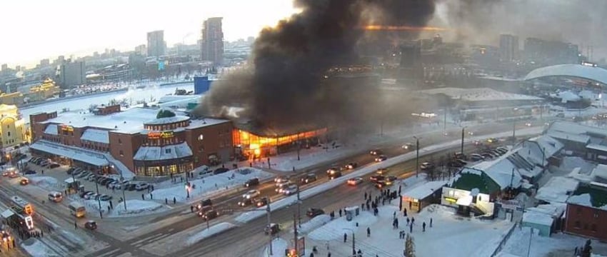 Крупный торгово-развлекательный комплекс горит в Челябинске