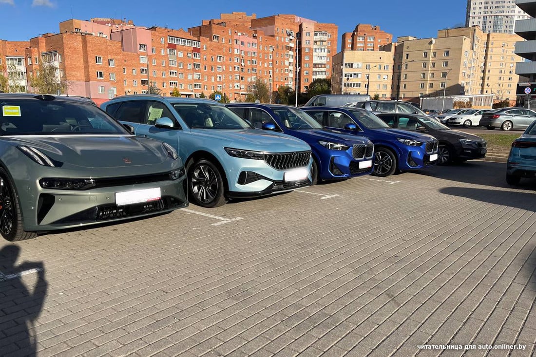 Рекламные авто заняли места на парковке — водители возмутились