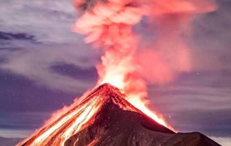 Молния ударила в вулкан в Гватемале