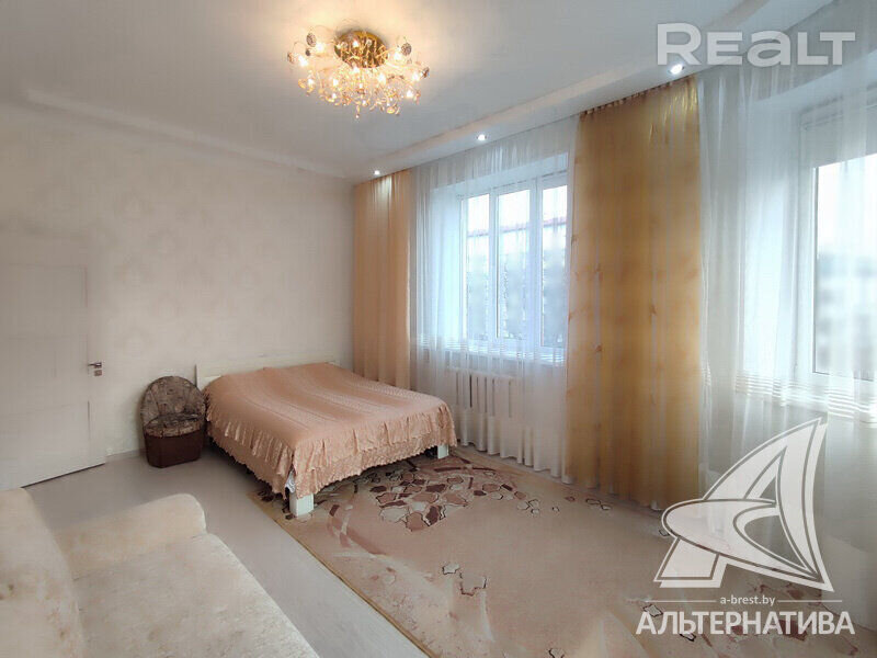 Этот дом в центре Бреста — межвоенный польский функционализм. Там продают интересную квартиру