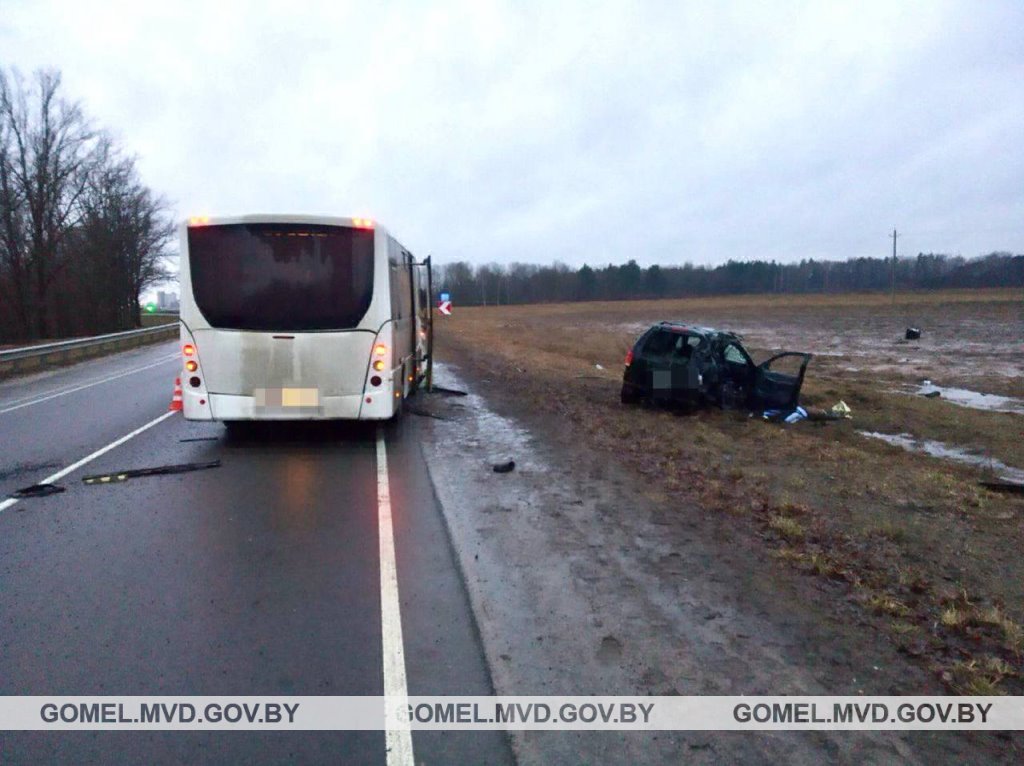 Жуткое ДТП в Гомельской области: легковушка столкнулась с автобусом — один человек погиб, пятеро пострадали