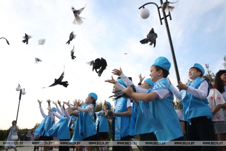 «Парящие книги» и «Дети лесной школы». Новые арт-объекты украсили Ивацевичи