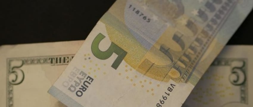 Доллар теперь стоит дороже 3,28 рубля. Свежие курсы