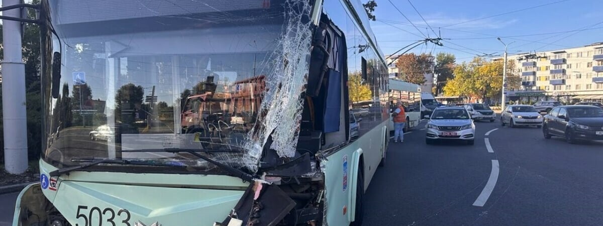 В ГАИ показали, как в Минске троллейбус врезался в фуру — Видео